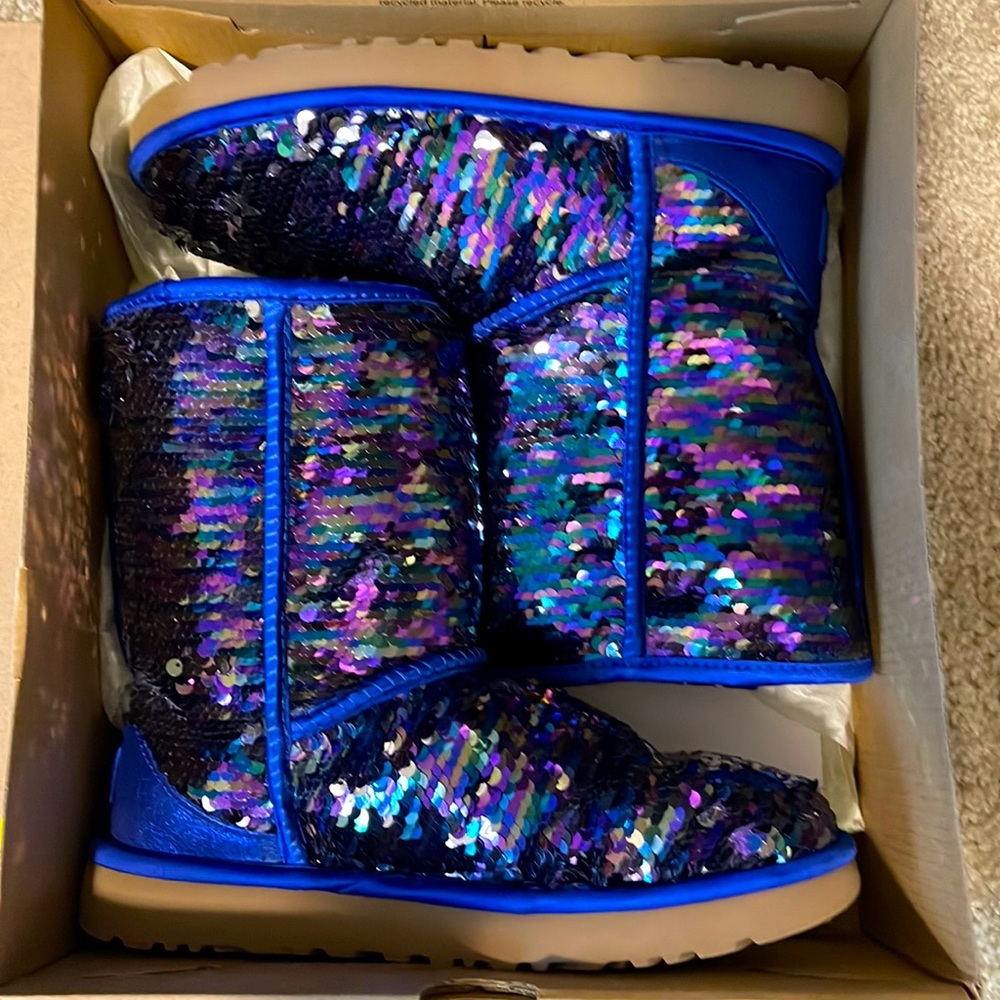Ugg classic short sequin boot. Navy color.